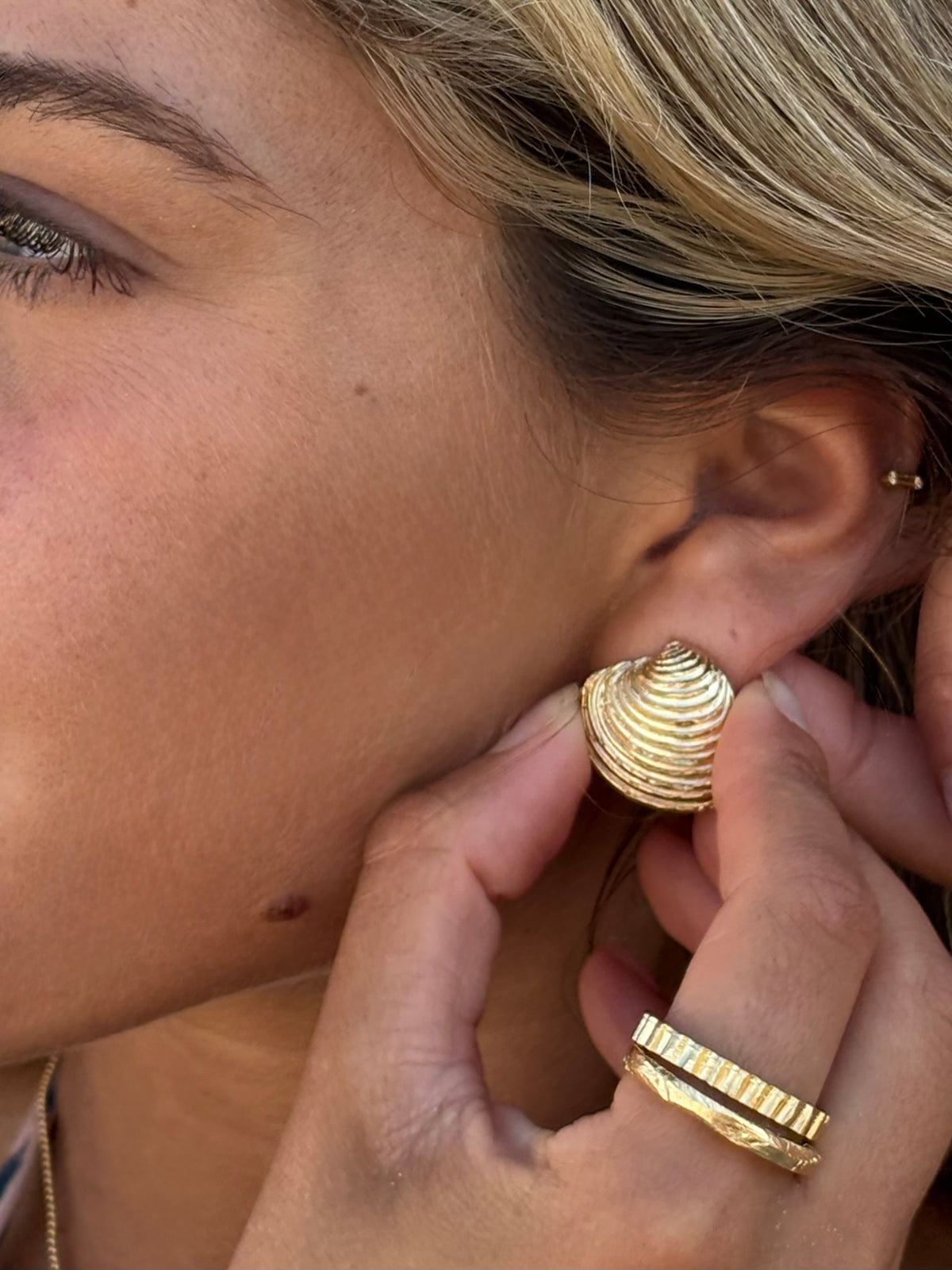 The Shell earrings gold