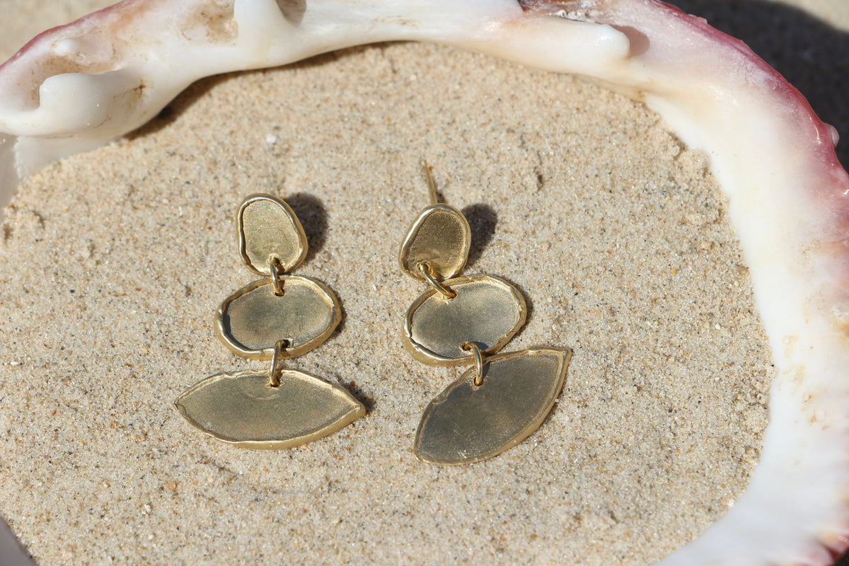 Slow dance earrings gold