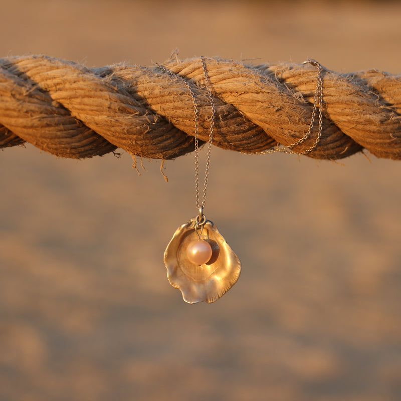 Scallop pearl necklace