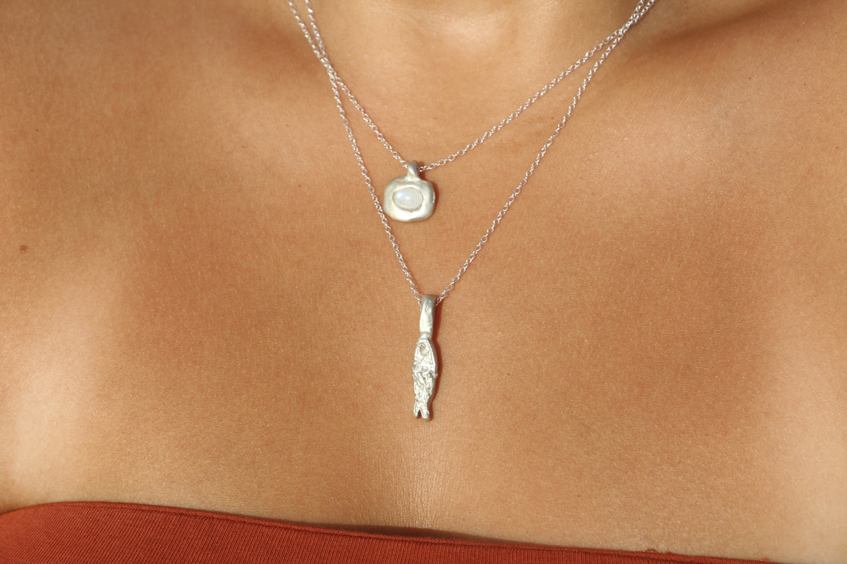 Tan line necklace silver