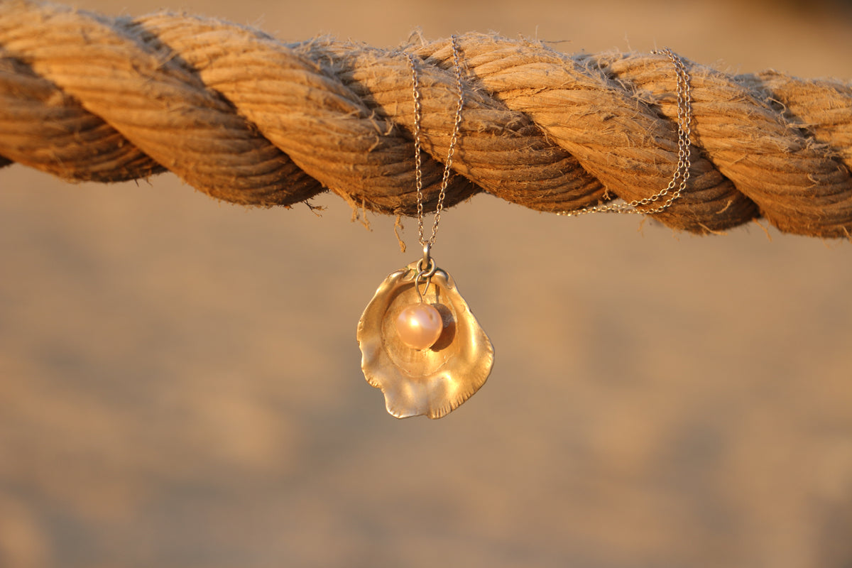 Scallop pearl necklace
