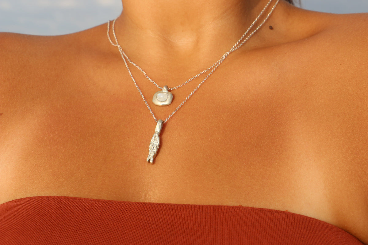 Tan line necklace silver